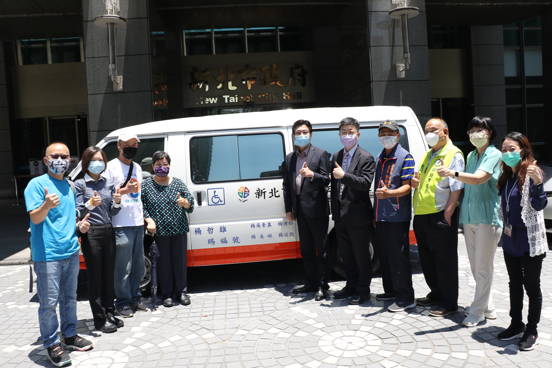 楊吳素真（左4）帶著兒女楊方仁、楊美娥和楊竣凱一起捐贈賜福號復康巴士 由副市長劉和然（右6）代表受贈
